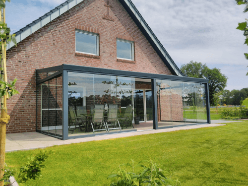 Terrassenüberdachung in anthrazit mit Glas ausgebaut zum Sommergarten.